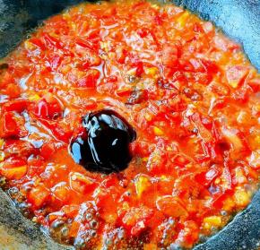 另起锅倒入底油加热放入蒜粒爆香