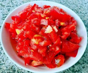 番茄洗净切成小丁状