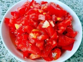 番茄洗净切成小丁状