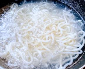 锅中烧开水放入乌冬面大火煮起来煮至乌冬面完全熟透而不软烂即可