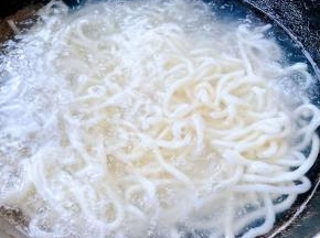 锅中烧开水放入乌冬面大火煮起来煮至乌冬面完全熟透而不软烂即可