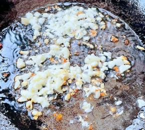 另起锅倒入底油加热放入蒜粒爆香