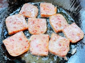 午餐肉煎制两面微微变色即可这样吃起来口感更佳