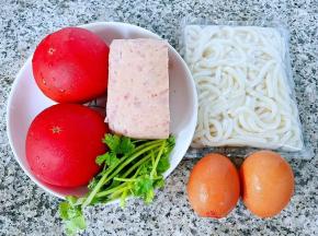 准备原材料乌冬面、鸡蛋、午餐肉、番茄、香菜备用