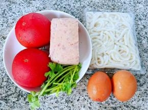 准备原材料乌冬面、鸡蛋、午餐肉、番茄、香菜备用