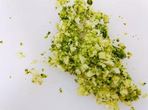 把西兰花切碎备用