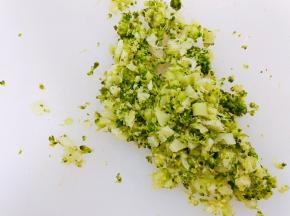 把西兰花切碎备用