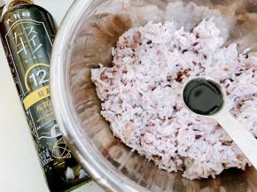 蒸好的紫米饭打散，加入1勺六月鲜轻12轻盐松茸酱油拌匀