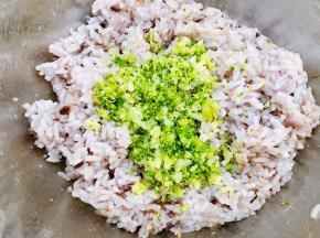 加入西兰花碎拌匀