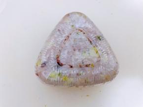 压紧压实后，再反转过来轻推脱模这个饭团就做好了