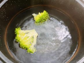 烧一点水，水滚开后放入西兰花焯熟捞出放凉
