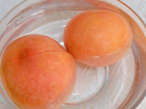 水蜜桃用盐搓后泡5分钟。