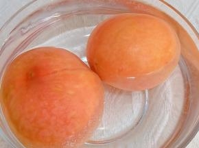 水蜜桃用盐搓后泡5分钟。