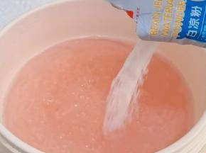 加入白凉粉，25克白砂糖。