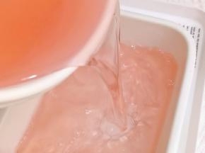 倒入耐高温器具中，待自然冷却凝固。