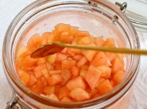 水蜜桃果肉切丁，加入25克白砂糖搅拌均匀静止30分钟。