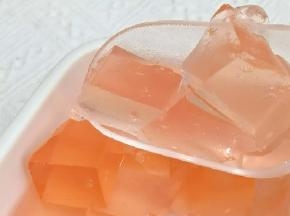 水蜜桃冻切小块，放入杯中。