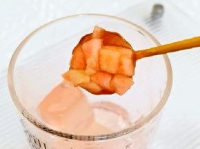 加入蜜桃果肉。