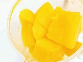 芒果去皮切小块。