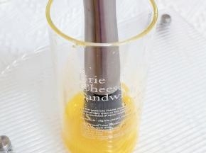 芒果倒入杯中压成泥。