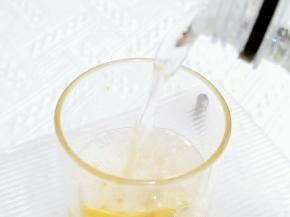 倒入汽水。