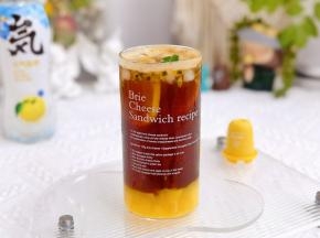 装饰一片绿叶。