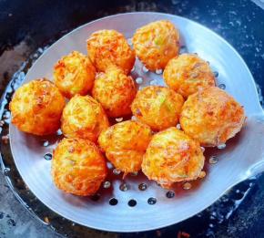 双色萝卜丝丸子炸制成金黄色即可出锅