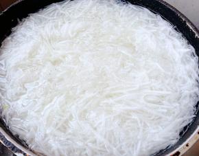 锅中烧开水放入白萝卜丝焯水断生切记时间不宜过长