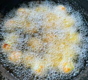 锅中倒入适量油加热至八成热依次放入萝卜丝丸子大火炸制漂浮起来