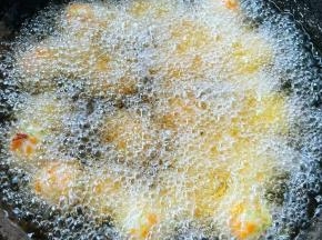 锅中倒入适量油加热至八成热依次放入萝卜丝丸子大火炸制漂浮起来