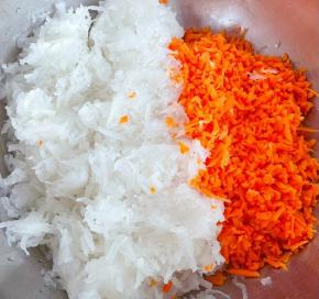 白萝卜和胡萝卜剁成小粒状