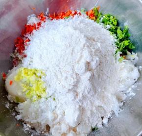 放入剁好的葱姜香菜末再放入淀粉和面粉