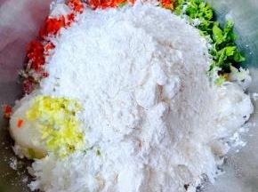 放入剁好的葱姜香菜末再放入淀粉和面粉