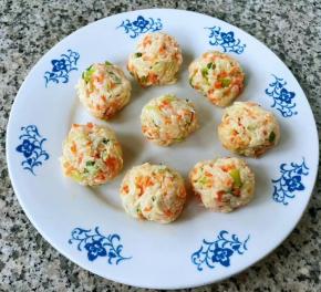 取适量馅料轻揉成小丸子