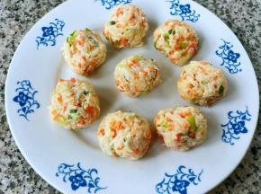 取适量馅料轻揉成小丸子