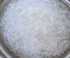 焯好水的白萝卜丝立即放入冷水中过凉