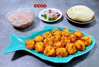 炸好的双色萝卜丝丸子装入盘中就大功告成了