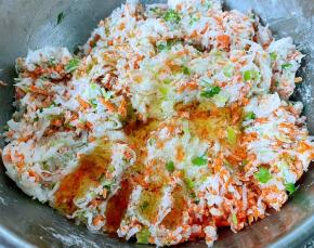 将淀粉和面粉搅拌均匀放入熟油