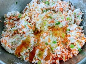 将淀粉和面粉搅拌均匀放入熟油