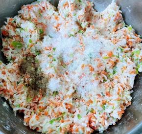 馅料拌匀放入调味料盐、味精、五香粉