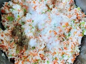 馅料拌匀放入调味料盐、味精、五香粉