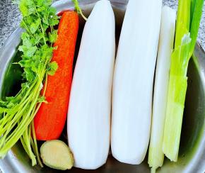 准备原材料白萝卜和胡萝卜去皮洗净、葱、姜、香菜处理好备用