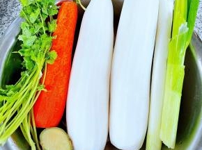 准备原材料白萝卜和胡萝卜去皮洗净、葱、姜、香菜处理好备用