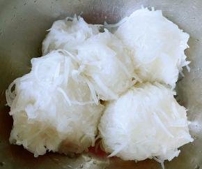 白萝卜丝攥干水份备用