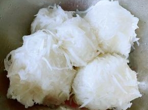 白萝卜丝攥干水份备用