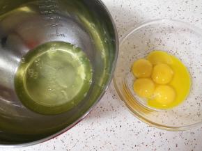 蛋清蛋黄分离，放蛋清蛋黄的容器必须无油无水保持干净。