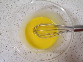 蛋清先放一边，用手动打蛋器把蛋黄搅打均匀。 