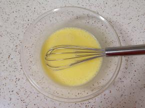 加入牛奶和玉米油，继续搅打，直到蛋黄、牛奶和玉米油完全融合。