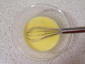 加入牛奶和玉米油，继续搅打，直到蛋黄、牛奶和玉米油完全融合。