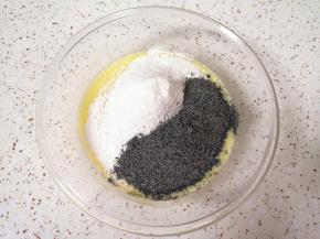 筛入低筋面粉，加入黑芝麻粉，用手动打蛋器呈“Z”字形来回搅动，切记不要转圈搅拌，以免起筋。 